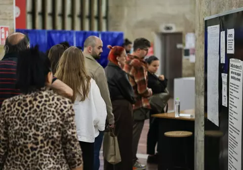 Turiștii au lăsat două secții din Sinaia fără buletine de vot