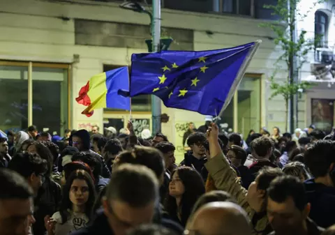Apel pe TikTok la „o nouă revoluţie” în București, rezerviştii şi foştii condamnaţi la închisoare să intre cu forţa în clădirea Guvernului. Poliția a intervenit