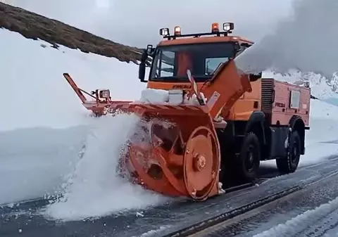 Zăpadă de peste un metru pe Transalpina, unde a nins viscolit în ultimele zile. Când se va putea circula din nou | VIDEO