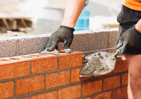 Un zidar român cu salariu de 4.000 de euro în Austria a ajuns la închisoare pentru 800 de euro pe care i-a furat dintr-un bar