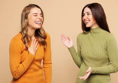 Ziua Mondială a râsului se suprapune în 2025 cu primul tur al alegerilor prezidențiale din România. De ce e important să fim veseli