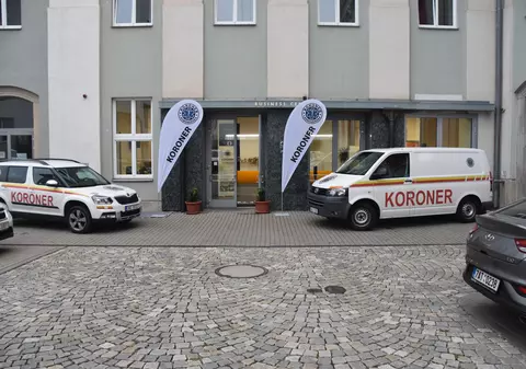 O femeie declarată moartă s-a trezit când era în sicriu, în Cehia. Ce riscă legistul care constatase decesul