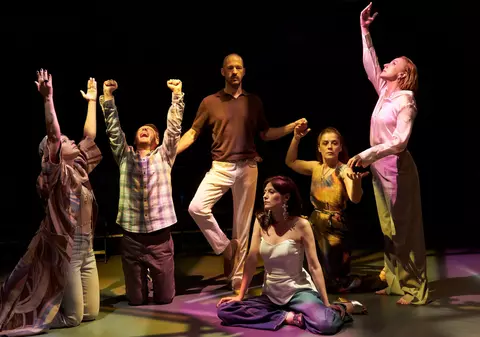NIMIC NU E ÎNTÂMPLĂTOR, un spectacol inspirat de teatralitatea constelațiilor familiale