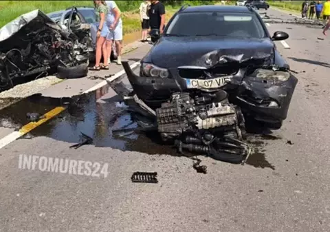 Trafic blocat în Brașov, la Rupea. Un om a murit și altul este încarcerat, după ce 2 mașini s-au ciocnit și au ricoșat în a treia