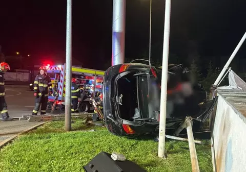 Un șofer cu permisul suspendat din cauza alcoolului a murit în Cluj, după ce a intrat cu mașina în zidul unei benzinării