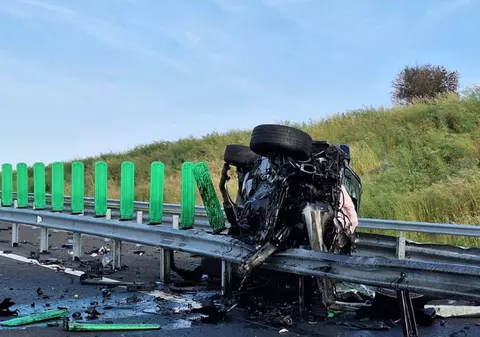 Accident spectaculos pe drumul expres spre Craiova. Mașina e praf, șoferul a scăpat în mod miraculos