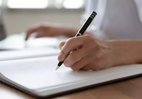 Medicul de familie nu are voie să scrie „APT”, dar birocrația îl obligă. Cum au ajuns părinții și profesorii să ceară medicilor ceva ilegal