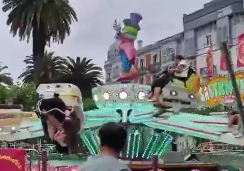 Momentul în care un carusel se întoarce în mers, în timp ce se învârtea cu viteză: trei adolescenți au fost răniți