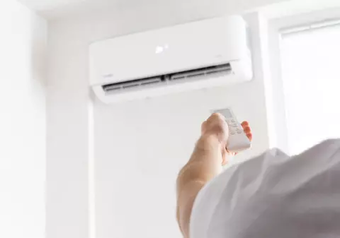 Aparatul din sufragerie care consumă de două ori mai mult curent decât aerul condiționat