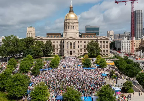 „Fără regi în America”: cel mai mare protest împotriva lui Trump chiar în ziua paradei militare. Tensiuni la cote ridicate între cele două tabere