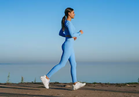 Mersul japonez, alternativa simplă la sală. Cum funcționează și ce beneficii aduce pentru sănătate