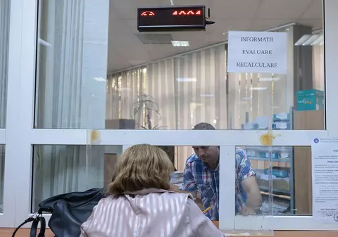 Zeci de mii de angajați de la stat lucrează peste 12 ore pe zi. Recordul: 49 de ore pe zi. Ce recompense primesc