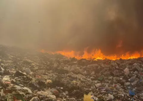 Autorităţile din Dâmboviţa vor să declare stare de alertă. Focul arde de 20 de ore la groapa de gunoi de la Aninoasa