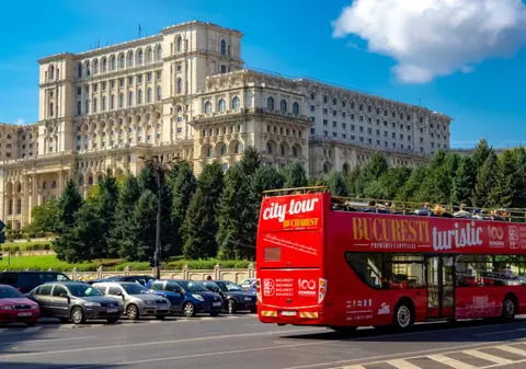 Autobuzele turistice supraetajate din București produc un prejudiciu semnificativ