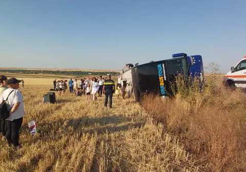 Un autocar cu ucraineni s-a răsturnat în județul Constanța. A fost activat Planul Roșu de Intervenție