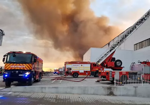 Incendiul uriaș de pe autostrada A1, care s-a întins pe 80.000 de metri pătrați, putea fi văzut din avion: încă nu a fost stins complet | VIDEO 