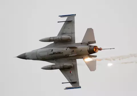 Imagini spectaculoase cu un avion ucrainean F-16 care „vânează” o rachetă de croazieră a Rusiei