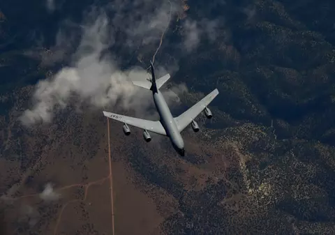 Totul despre avioanele KC-135 Stratotanker, care alimentează în zbor flota SUA și a partenerilor din NATO