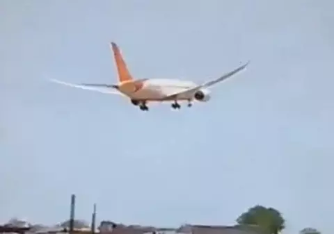 Momentul în care un avion cu 242 de oameni la bord se prăbușește într-o zonă rezidențială, în India