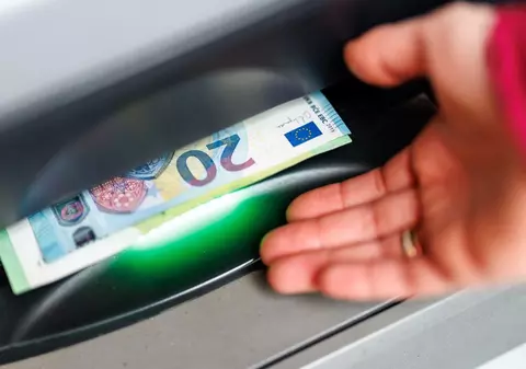 Prima țară din UE care elimină toate comisioanele bancare pentru retragerea de numerar din bancomate