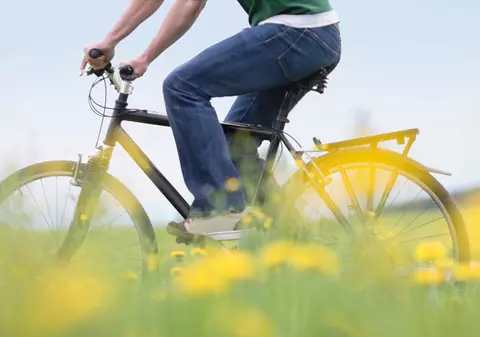 Un bărbat din Craiova a murit după ce a intrat cu bicicleta electrică într-un stâlp de iluminat public