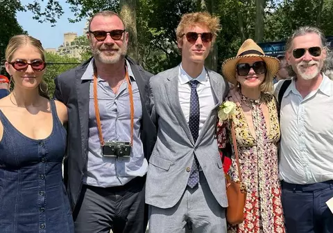 Liev Schreiber și Naomi Watts, împreună din nou. Imagini rare cu familia reunită la absolvirea fiului lor, Sasha