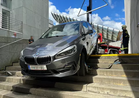 Un BMW a aterizat pe treptele bibliotecii și a rămas blocat, în Austria: „Șoferul se grăbea să meargă să citească”