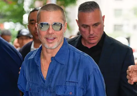 Cum a apărut Brad Pitt alături de iubita tinerică. Actorul a atras atenția cu ținuta sa