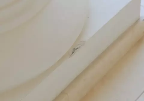 Vizitatorii iresponsabili au lovit cu picioarele pereții cazinoului din Constanța, abia redeschis. Vandalizarea a mers și mai departe