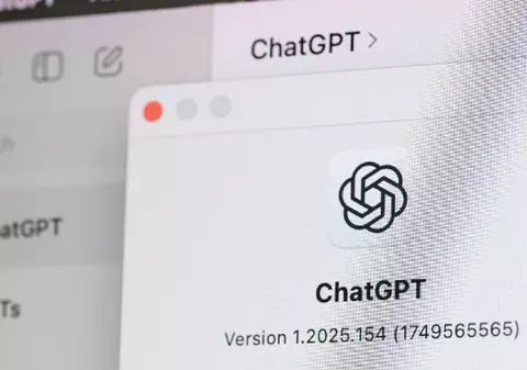 Primele scanări ale creierelor utilizatorilor ChatGPT arată că inteligența artificială erodează memoria și gândirea critică