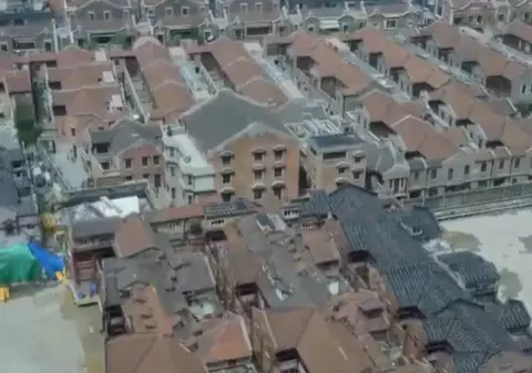 Tehnologie în mișcare: peste 400 de roboți sunt folosiți pentru relocarea unui complex de 7.500 de tone: avansează cu 10 metri pe zi | VIDEO