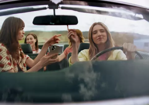 Cum îți transformi o amintire într-un clip video cu ajutorul AI? HONOR lansează #ReviveMemories – un concurs cu premii cool și tehnologie care te uimește