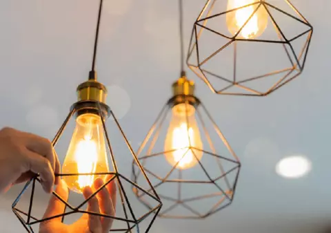 Cum vor fi ajutați românii cu venituri mici. Vouchere de 50 lei pe lună pentru facturile la energia electrică, pregătite de Guvern