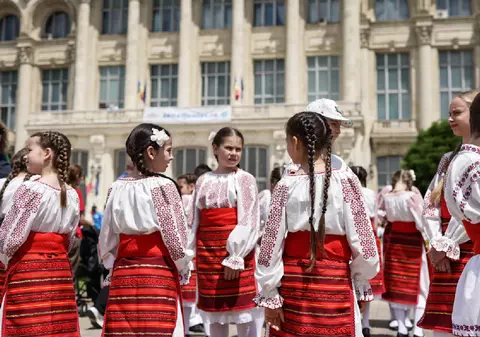 Copiii au cucerit curtea Parlamentului României: de la sport și antrenamente cu vedete la tehnică militară