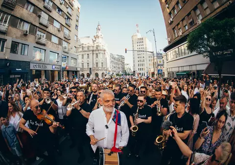 Cum a apărut Damian Drăghici cu trupa sa pe Calea Victoriei din București. Oameni de toate vârstele au dansat pe stradă