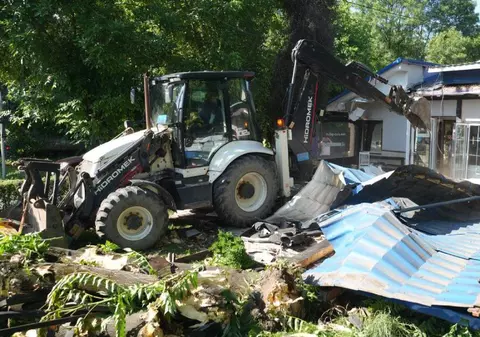 Primăria Timișoara a început demolarea unei pizzerii celebre în oraș, în ciuda protestelor patronului
