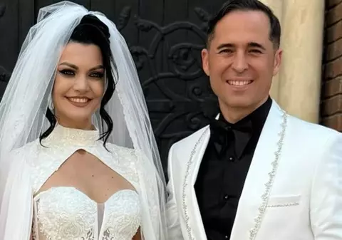 Imagini de la nunta lui Dinu Maxer cu Magdalena Chihaia. Moment stânjenitor pentru mireasă la ieșirea din biserică