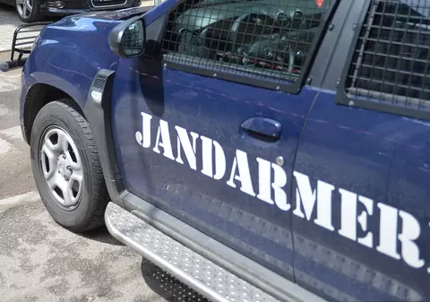 Jandarmii din București fac glume deplasate cu tinere „săltate” în dubă pentru că poartă la ele spray care să le apere de agresori: „Hai să le ducem la Vama Veche!”