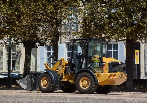 Avantajele utilizării mini încărcătoarelor frontale în proiectele urbane