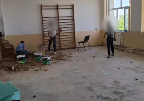 Elevii de clasa a VII-a de la o școală din Dolj au fost puși să care moloz și parchet pentru a trece clasa