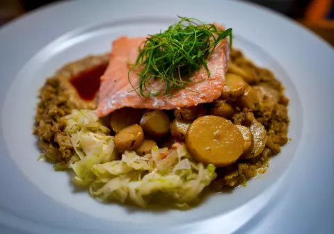 Somonul din farfuria ta conține mai puțini omega-3 decât crezi. Cum s-a ajuns aici și ce e de făcut