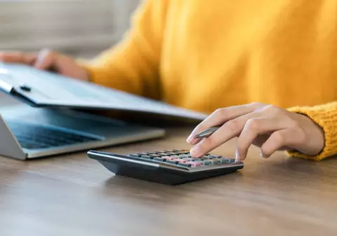 Vești proaste pentru proprietari. Impozitul pe locuințe crește de câteva ori: 200 de euro pe an pentru un apartament de 100.000 de euro