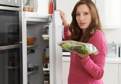 Un parazit care transmite o boală foarte periculoasă pentru femeile însărcinate, detectat printre frunzele salatelor la pungă