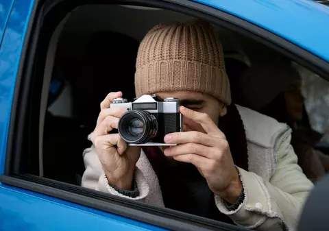 Un bărbat din Oradea filmează fete pe ascuns și publică pozele online: lucrează ca șofer pe Bolt și Uber, dar și ca profesor la o școală privată