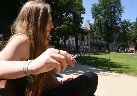 Fumatul a fost interzis în școli, parcuri și pe plaje pentru a proteja copiii, în Franța. Ce amenzi se vor da cui nu respectă legea