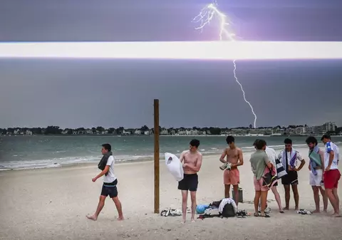 2 morți, 17 răniți și 110.000 de locuințe fără curent electric, după o furtună violentă, în Franța