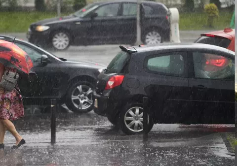 Șoferii din București se ajută să recupereze plăcuțele de înmatriculare pierdute în inundații