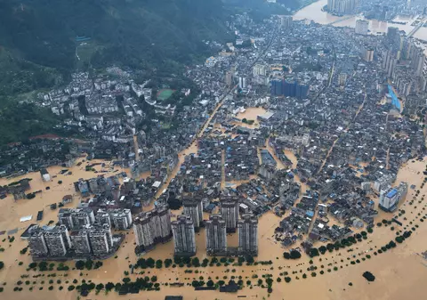 Inundații nemaivăzute într-un oraș care a ajuns aproape tot sub ape. Oamenii se tem că vor fi loviți de fenomenul „lebăda neagră” | VIDEO