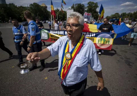 Un marș al „normalității”, cu Diana Șoșoacă în frunte, a avut loc în București. A început cu „Tatăl Nostru”, și s-au cântat imnuri religioase