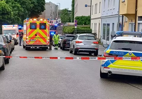 O mașină a intrat în plin într-un grup de oameni în Germania. Printre răniți este și o fetiță de 5 ani